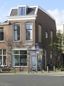 908585 Gezicht op het winkelhoekpand Nieuwe Koekoekstraat 102 te Utrecht, met rechts de Johannes de Bekastraat.N.B. ...